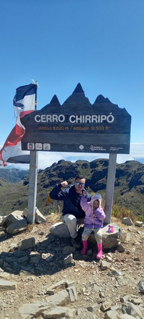 Padre e hija en la cumbre del Chirripo, Parque Nacional Chirripo, Costa Rica