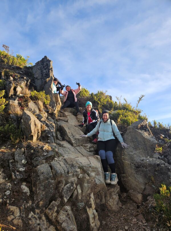 Senderista bajando por la roca con de la cumbre del Chirripo, Parque Nacional Chirripo, Costa Rica