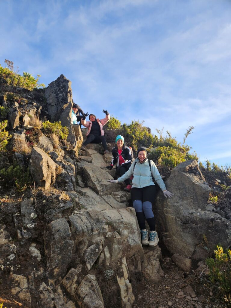 Senderista bajando por la roca con de la cumbre del Chirripo, Parque Nacional Chirripo, Costa Rica