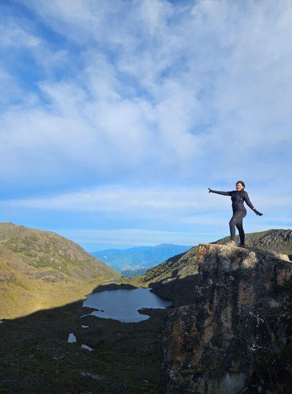 Senderista sobre una roca con vista a los Lagos Chirripo, Parque Nacional Chirripo, Costa Rica