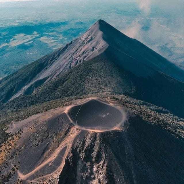 Vista aérea de Volcán de Fuego y Volcán Acatenango, Guatemala