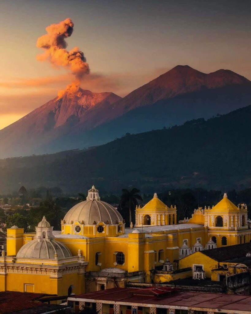 Iglesia de la ciudad de Antigua con vista a Volcán de Fuego y Volcán Acatenango, Guatemala