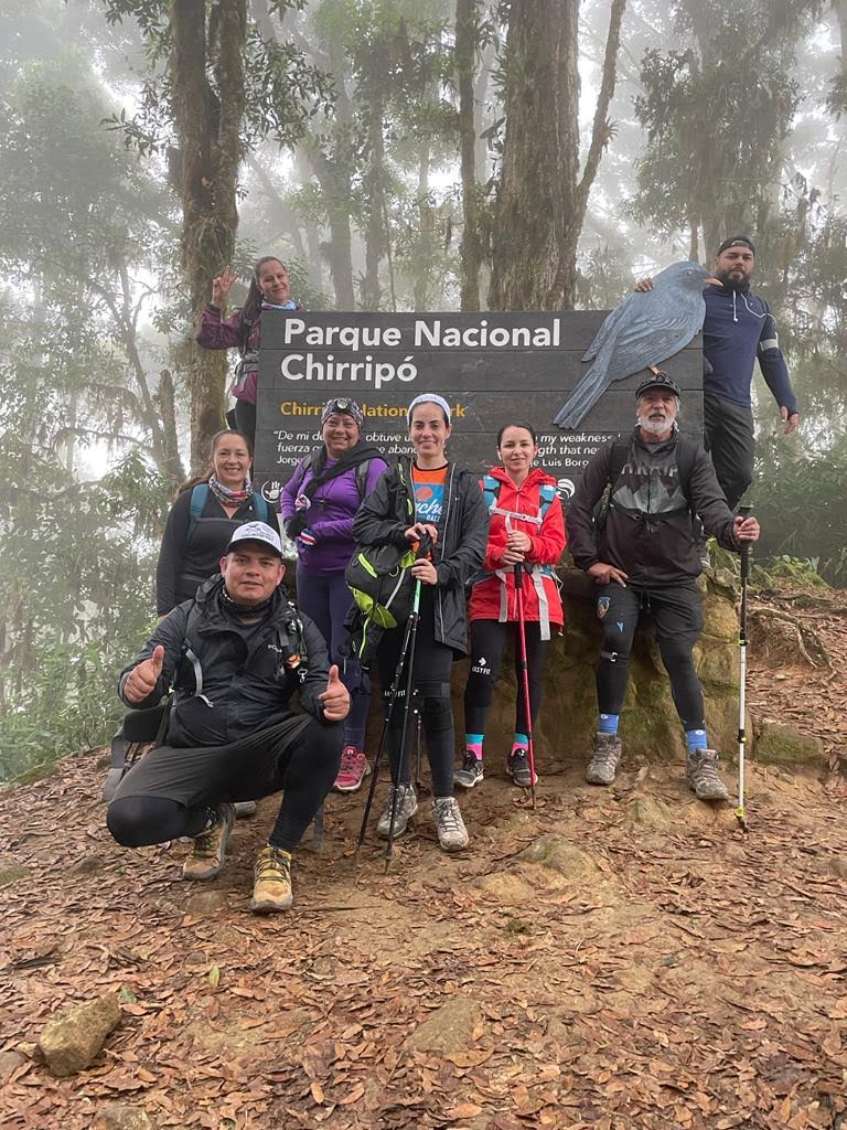 Grupo de Senderistas en el kilometro 4 en la entrada oficial del parque