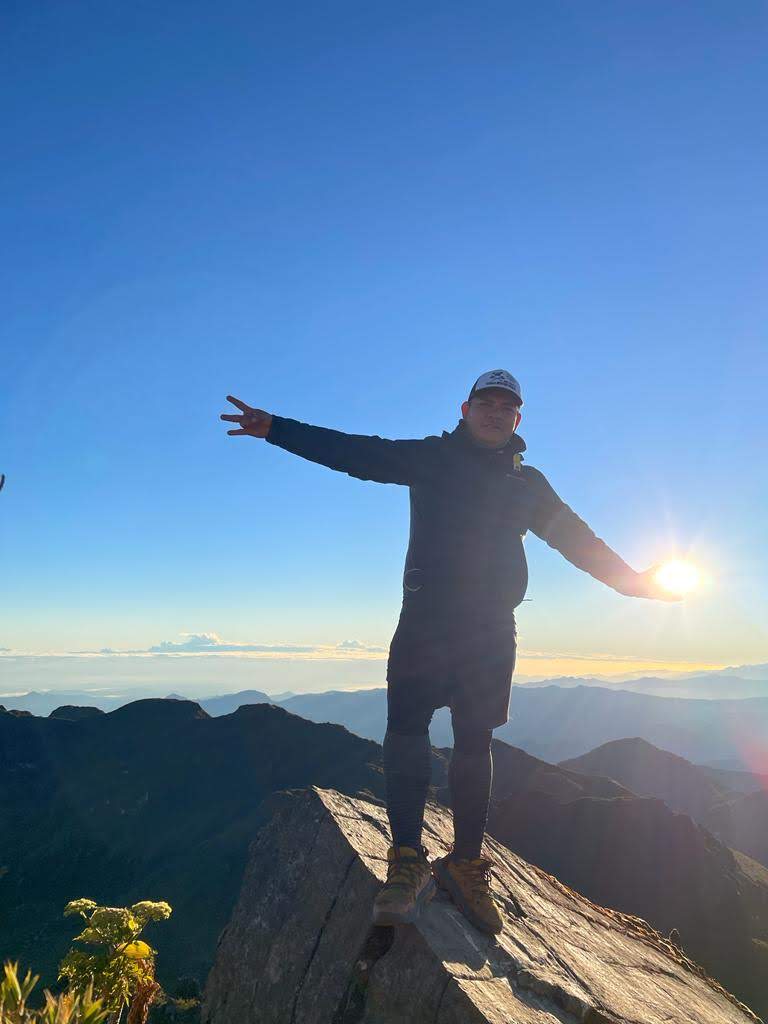 Senderista en el Amanecer en la cumbre Cerro Chirripo, Parque Nacional Chirripo, Costa Rica