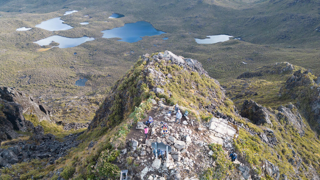 Cumbre Cerro Chirripo desde el aire con Lagos del Chirripó de fondo