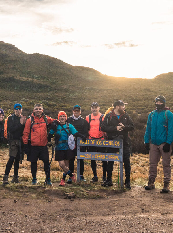 Grupo de excursionistas en medio del páramo en el Parque Nacional Chirripó en Costa Rica