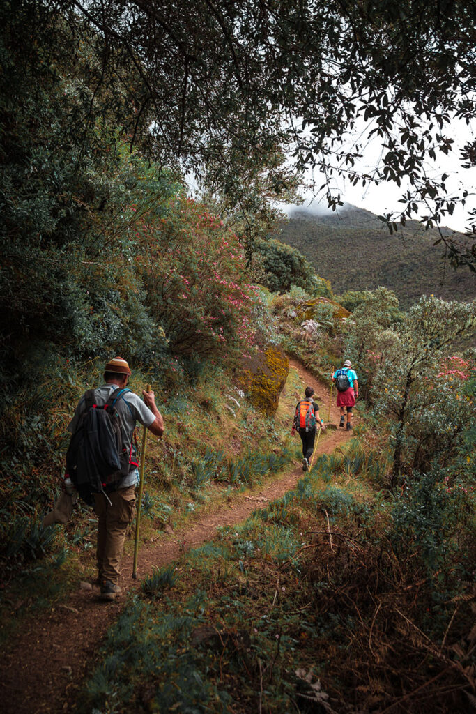Senderistas de camino al Albergue Base Crestones