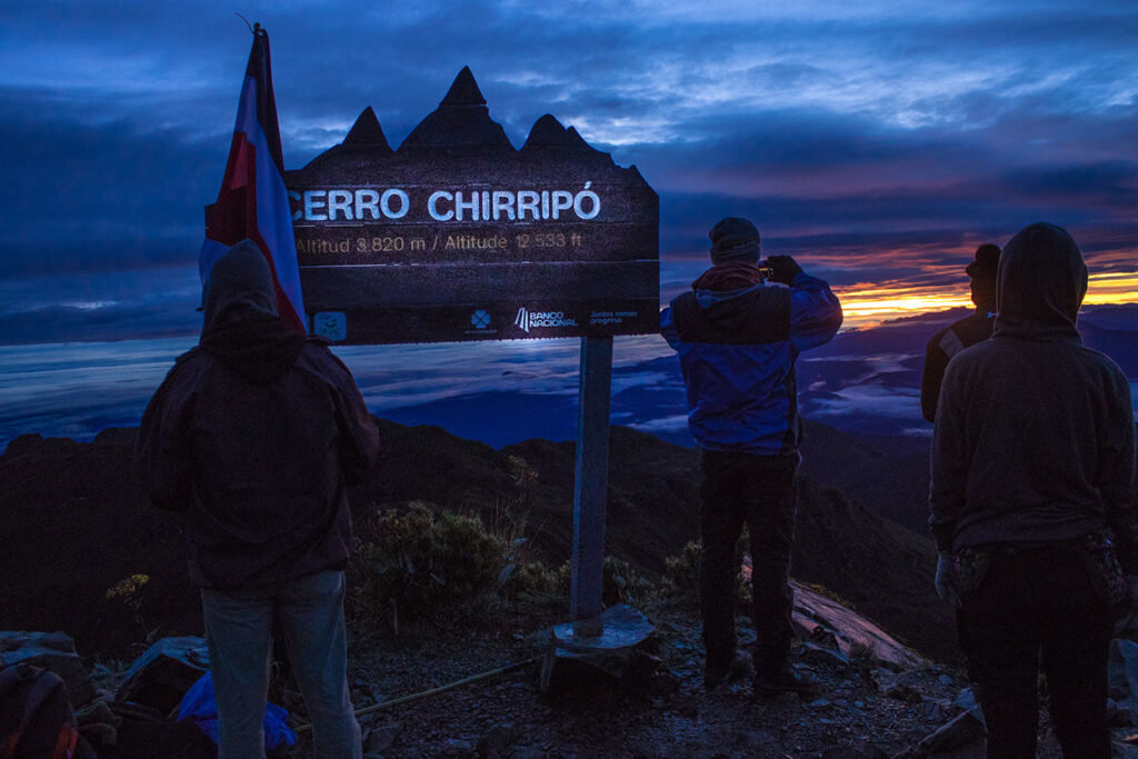 Senderistas viendo el amanecer desde la cima del Cerro Chirripo en epoca lluviosa