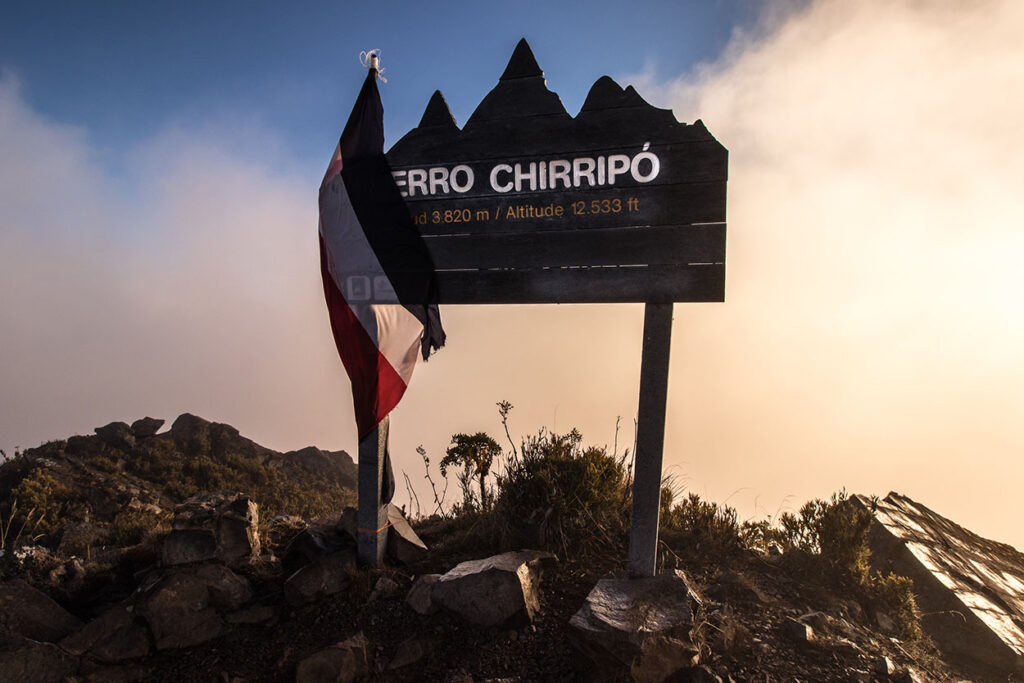 Rotulo que marca la cima del Cerro Chirripo el punto más alto de Costa Rica