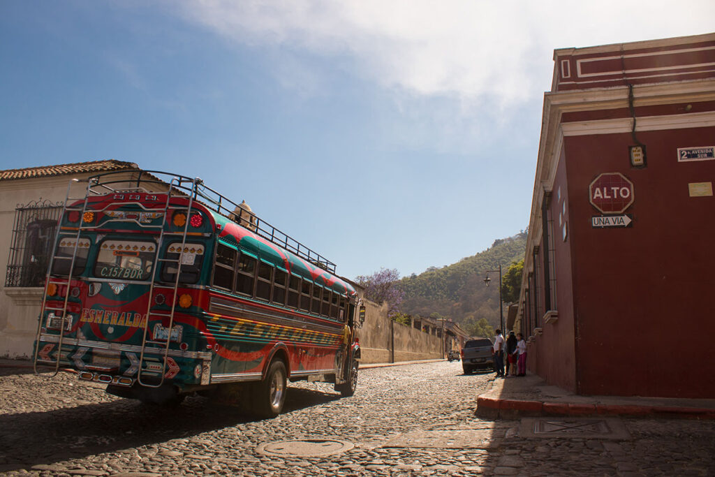 Bus en el centro de la ciudad de Antigua, Guatemala