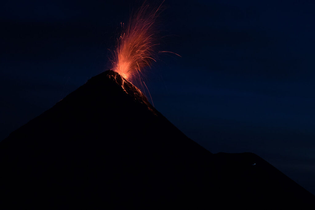 Volcán de Fuego arrojando lava en la anochecer, Guatemala