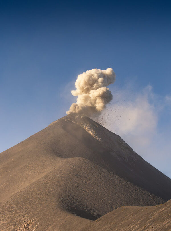 Volcán de Fuego haciendo una pequeña erupción, Guatemala
