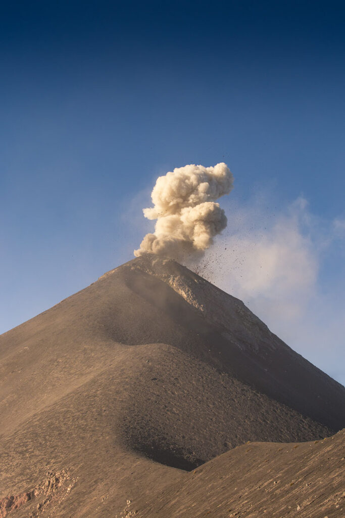Volcán de Fuego haciendo una pequeña erupción, Guatemala