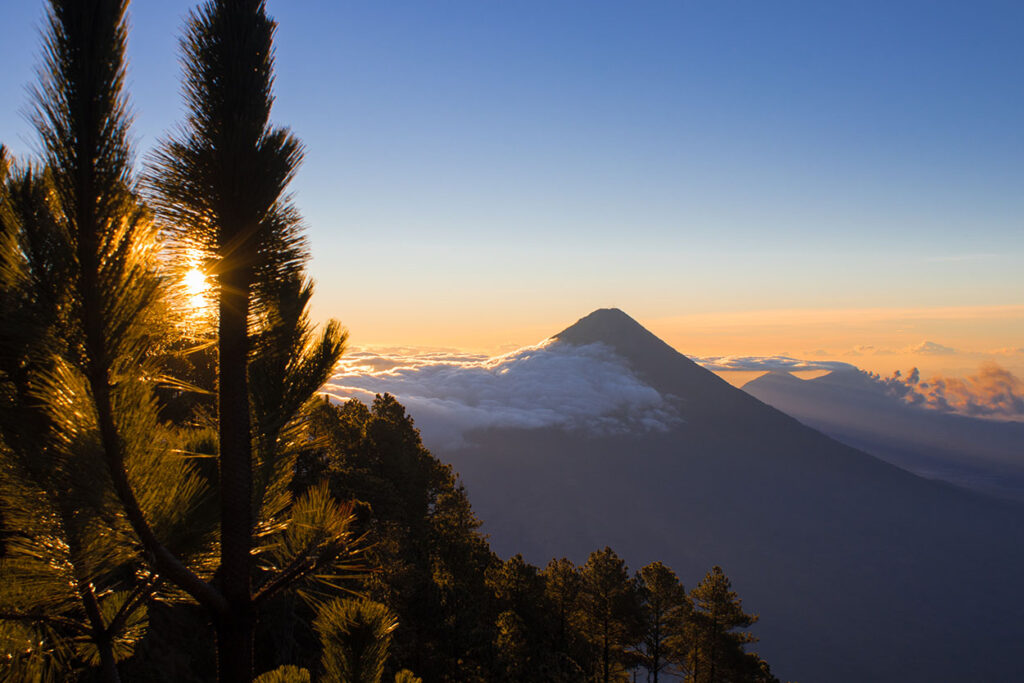 Amanecer con vista al Volcán de Agua desde campamento Acatenango