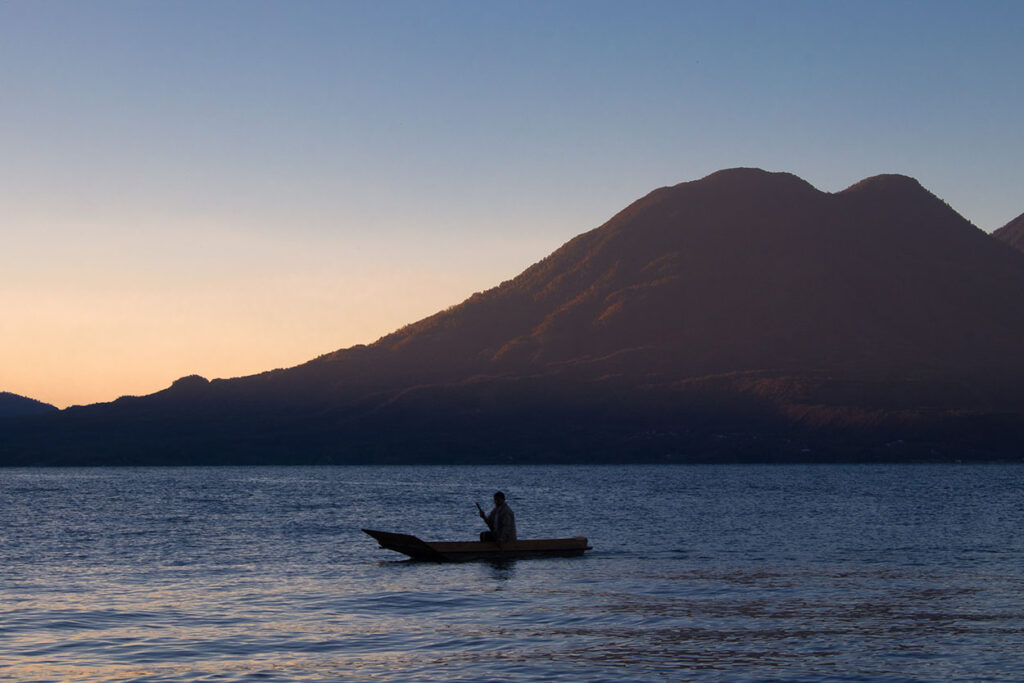 Pescador en el amanecer en el Lago Atitlán
