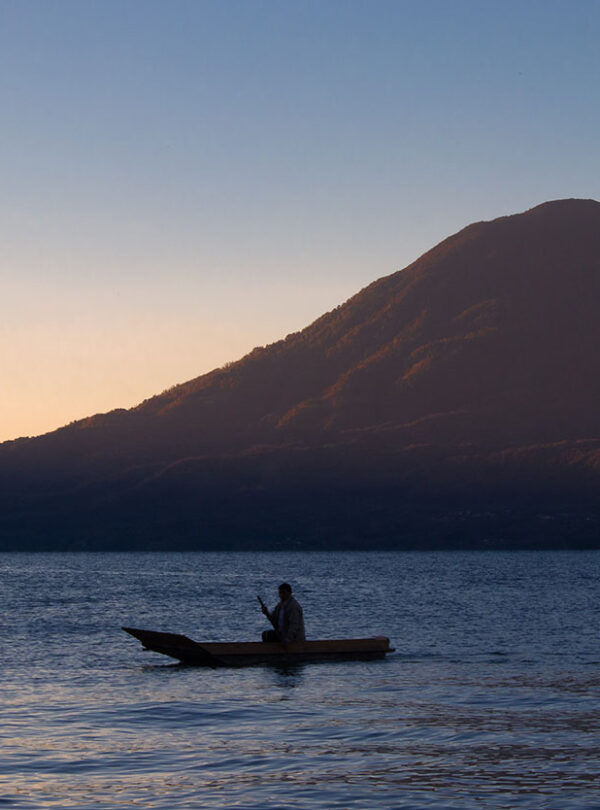 Pescador en el amanecer en el Lago Atitlán