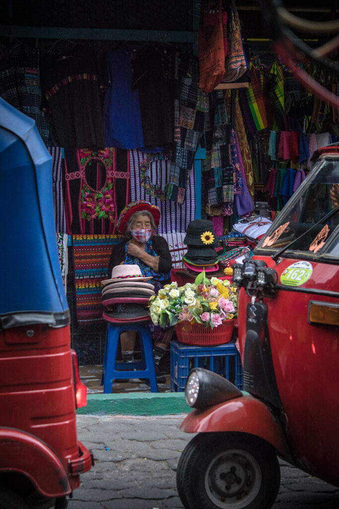 señora adulta mayor vendiendo sombreros en Lago Atitlán, Guatemala