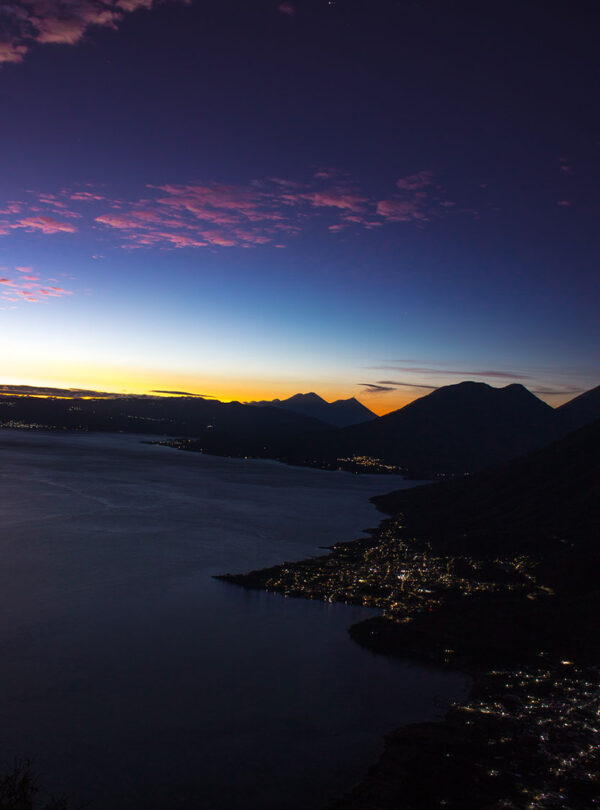 Vista amanecer en el Mirador Rostro Maya en Lago Atitlán, Guatemala