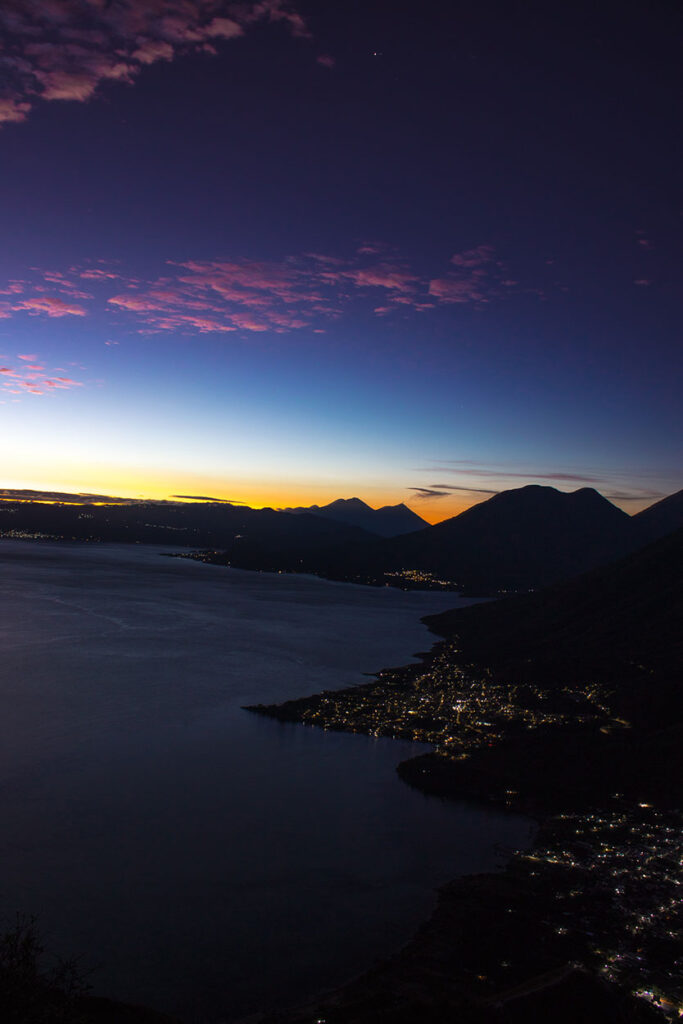 Vista amanecer en el Mirador Rostro Maya en Lago Atitlán, Guatemala