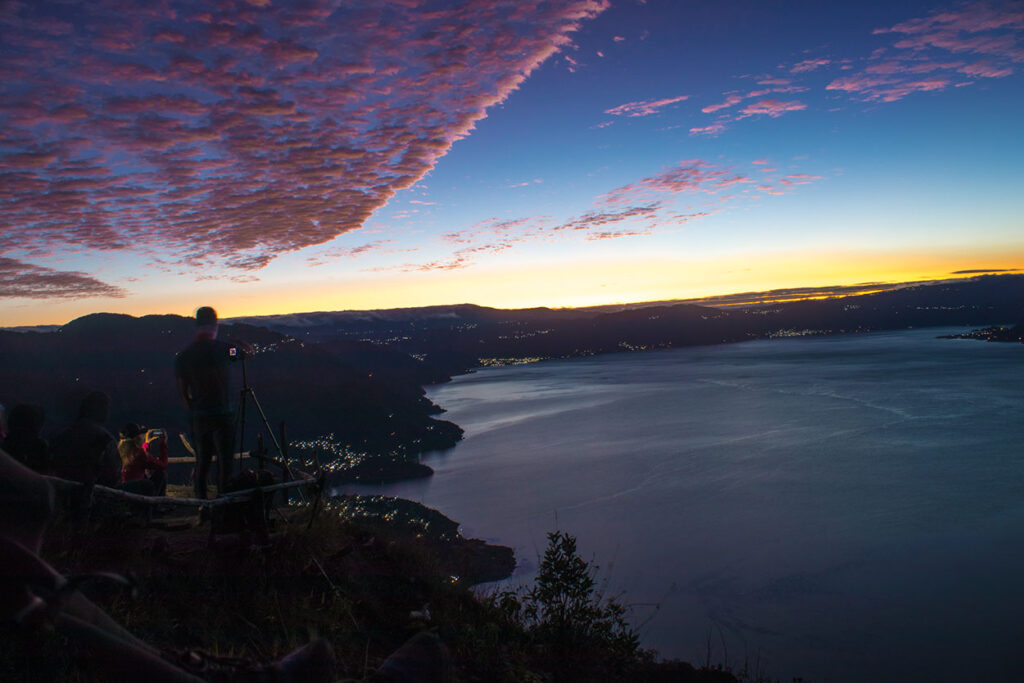 Vista amanecer en el Mirador Rostro Maya en Lago Atitlán, Guatemala