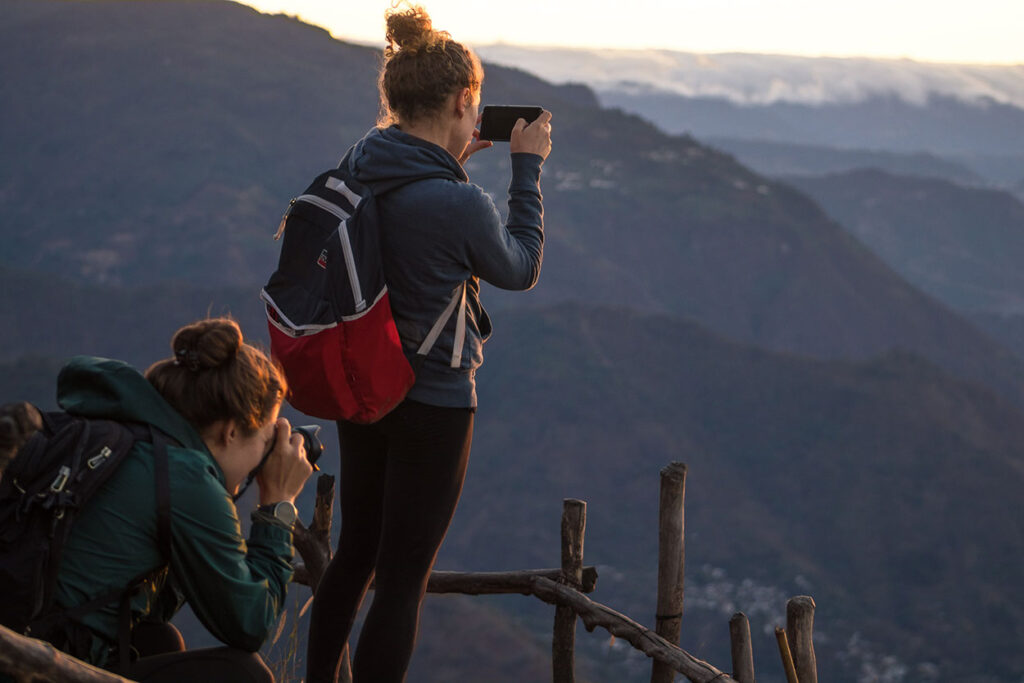 Dos turistas extranjeras en el Mirador Rostro Maya en Lago Atitlán, Guatemala