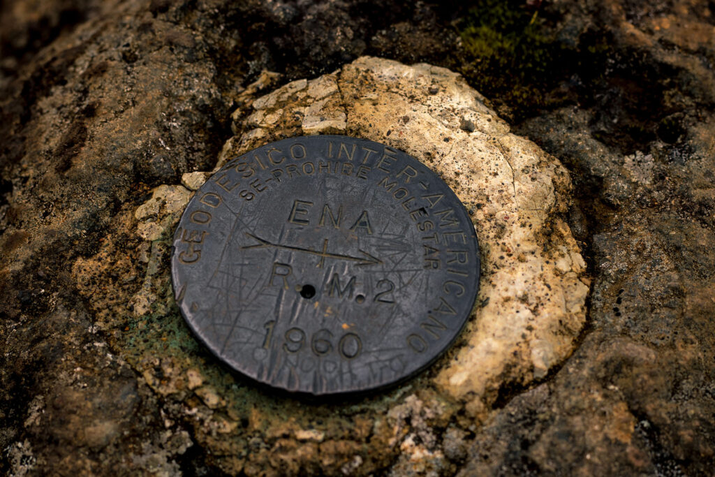 Hito que indica la cima del Cerro Ena (3126MSNM), San Jerónimo de Pérez Zeledón