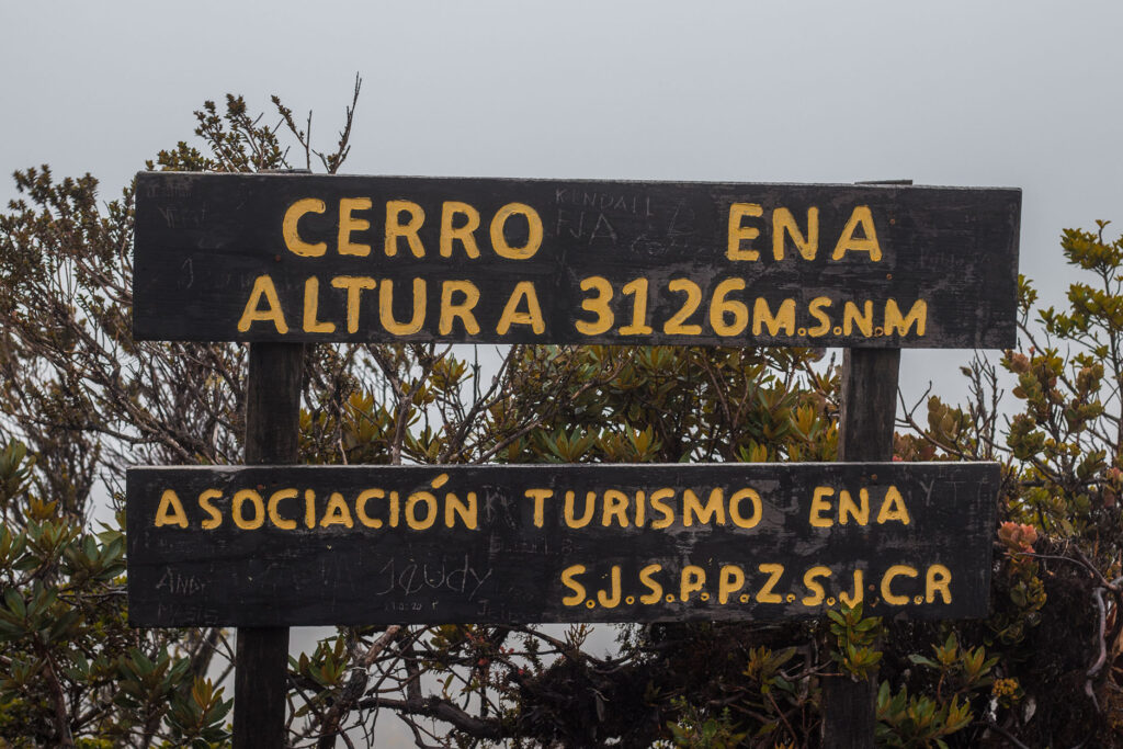 Rótulo que indica la cima del Cerro Ena (3126MSNM), San Jerónimo de Pérez Zeledón