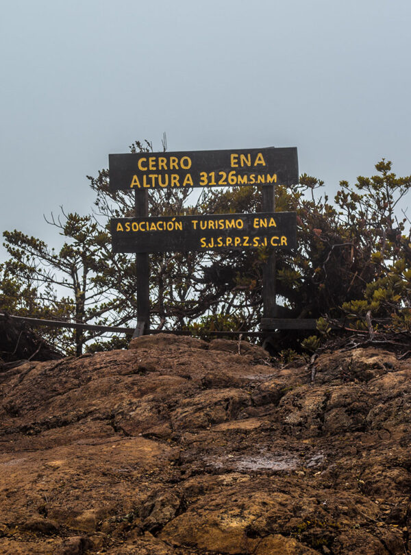 Rótulo que indica la cima del Cerro Ena (3126MSNM), San Jerónimo de Pérez Zeledón