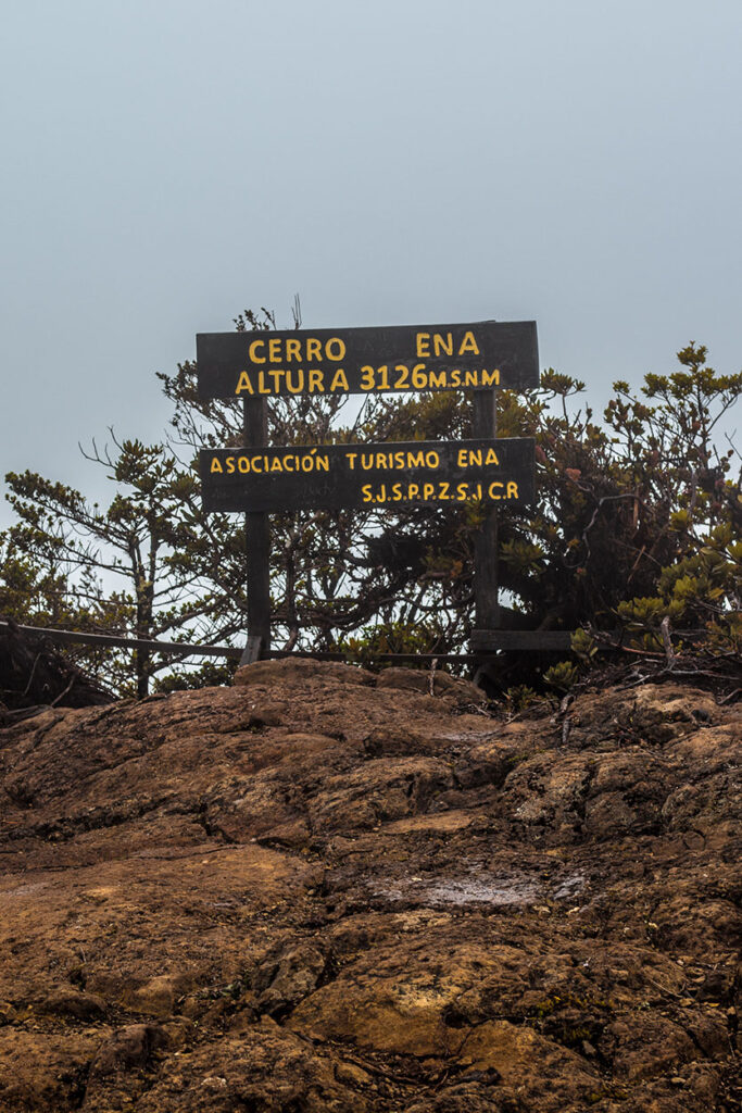 Rótulo que indica la cima del Cerro Ena (3126MSNM), San Jerónimo de Pérez Zeledón