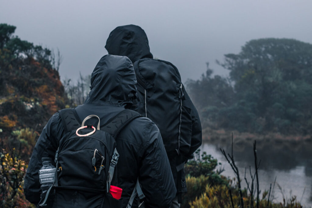 Excursionistas en el Páramo cerca de una turbera del Cerro Ena, San Jerónimo de Pérez Zeledón