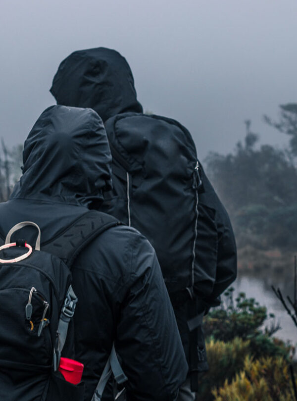 Excursionistas en el Páramo cerca de una turbera del Cerro Ena, San Jerónimo de Pérez Zeledón